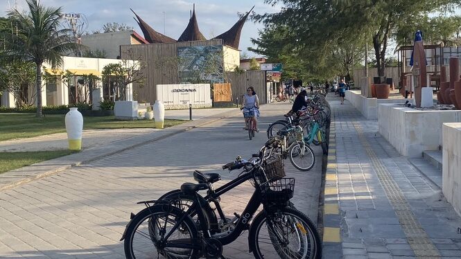 Bicycles parked along a quiet street in Gili Trawangan, showing the island’s car-free lifestyle and laid-back atmosphere